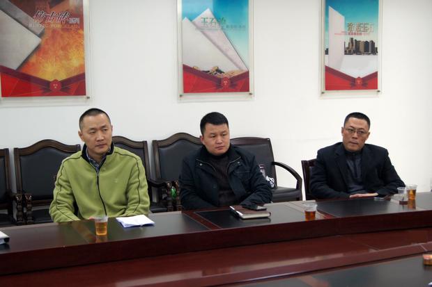 图4、太阳城官网釉面砖销售副总王虎明(左一)、太阳城官网仿古砖销售副总曹坚贞（中）、太阳城官网抛光砖销售副总张彦（右一）审评会上