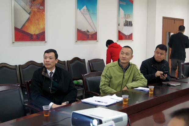 图6、寓目幻灯片的同时，，，，，，太阳城官网仿古砖副总曹坚贞（右一）特殊用手机记下专卖店装修效果的差别亮点